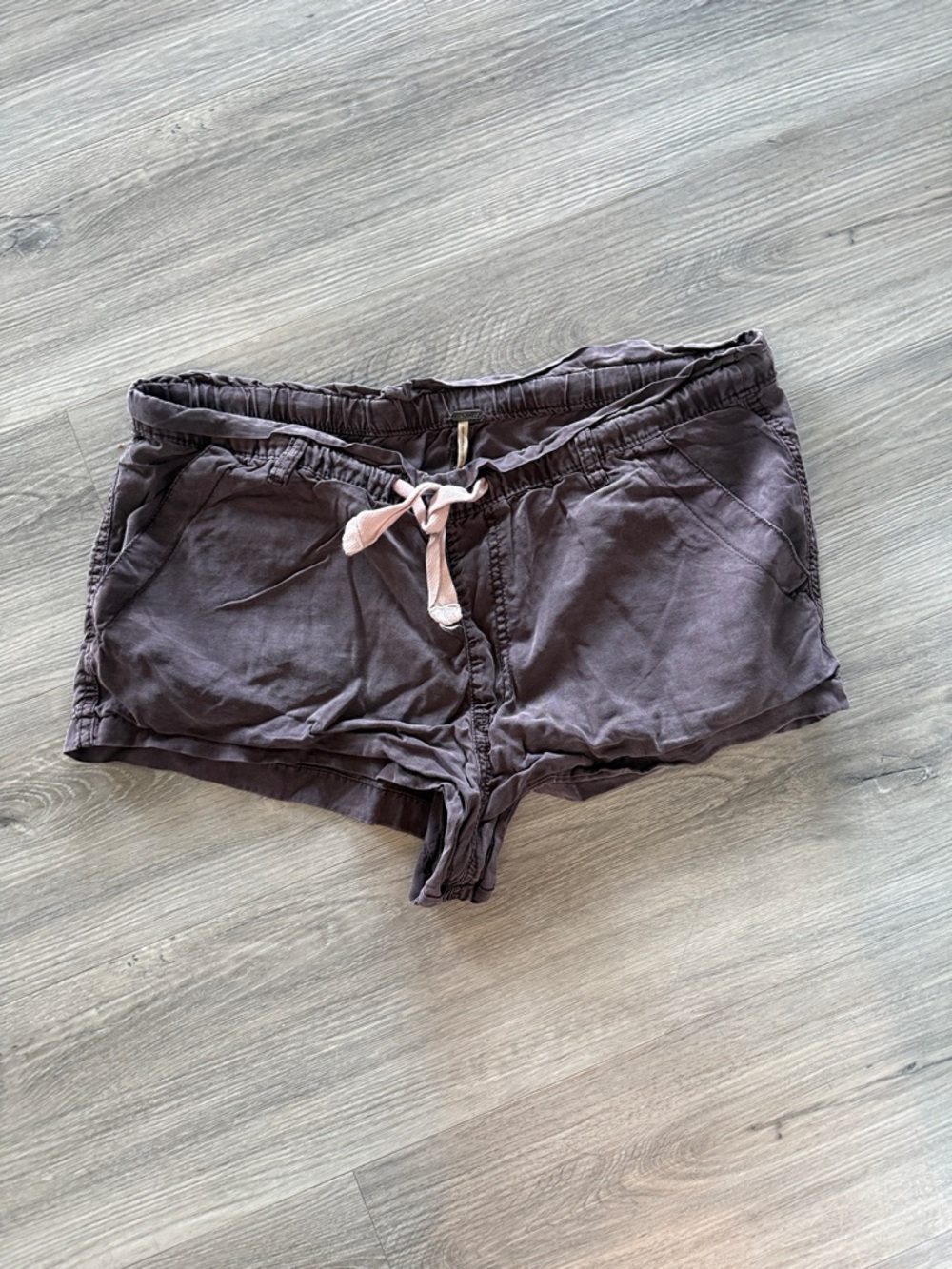 Marlow Women's Elastic Waist Shorts in Faded Purple size medium